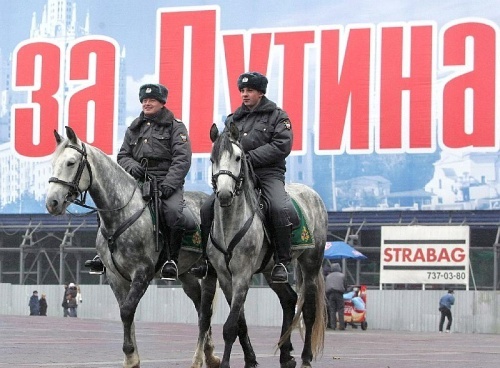 Полицейским поручили охранять баннеры с изображением Путина