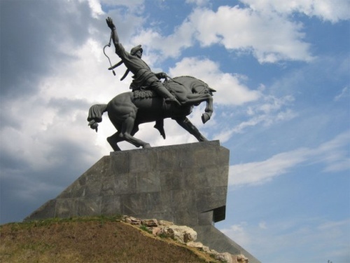 Муртаза ушел, а напряженность осталась: В Башкирии сломали ледяную скульптуру Салавата Юлаева