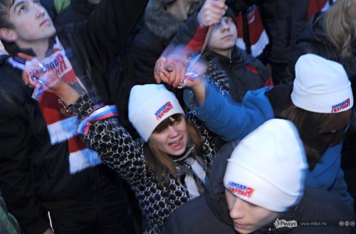 В Москве на Манежке единороссы выразили поддержку Путину