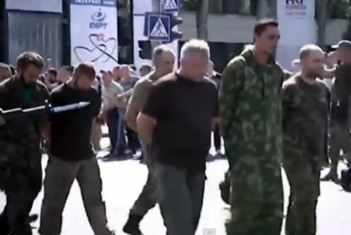 По Донецку провели пленных военнослужащих Украины