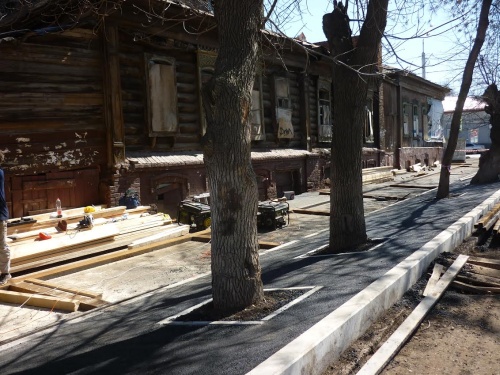 В Уфе газоны и деревья закатывают асфальтом В Уфе газоны и деревья закатывают асфальтом