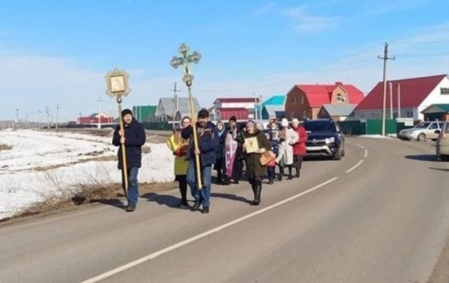 Хороводы с крестами, лобызания мощей. Так победим!